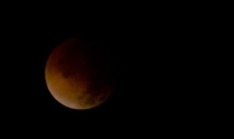 Eclipse Lunar, por Luciana Ourique