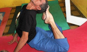 Aulas de Hatha-Yoga com o instrutor Chico Coelho na Academia de Dança Laiz Sena, na Madalena