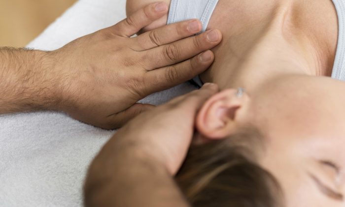https://br.freepik.com/fotos-gratis/patoiente-de-osteopatia-recebendo-massagem-terapeutica_20148547.htm#page=3&query=massage&position=6&from_view=search)