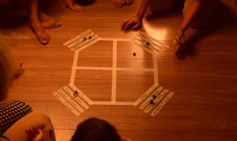 [AGENDA SP] ‘Geometrias (In)congruentes’ faz teatro a partir de jogo de tabuleiro