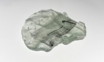 Está no ar a plataforma ‘Photo-Phossil’ com foto-esculturas em vidro da artista Kelly Saura