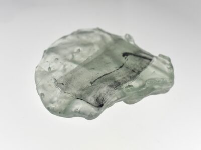 Está no ar a plataforma ‘Photo-Phossil’ com foto-esculturas em vidro da artista Kelly Saura