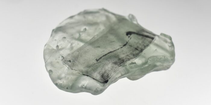 Está no ar a plataforma ‘Photo-Phossil’ com foto-esculturas em vidro da artista Kelly Saura