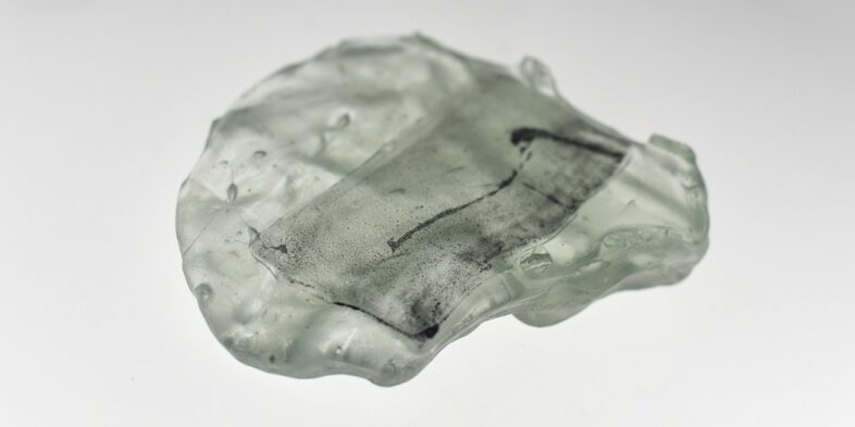 Está no ar a plataforma ‘Photo-Phossil’ com foto-esculturas em vidro da artista Kelly Saura